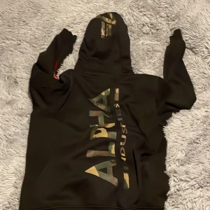 Alpha hoodie  - Svart alpha hoodie med militär text, använd ca 5 gånger. Skriv privat för Swish nummer.