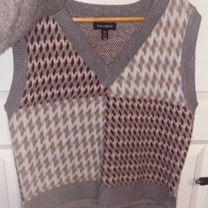 Kofta/tröja - Säljer för att det inte är min stil längre, har använt ett fåtal gånger men den är i nyskick. Ordinarie pris 500 