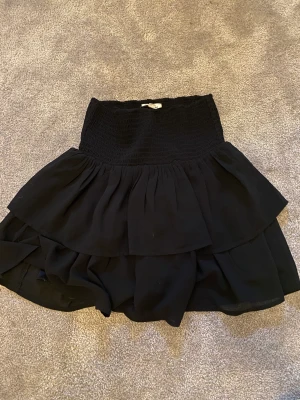 Volangkjol - Frakt ca 60kr  En snygg volangkjol från Kappahl i väldigt bra skick❤️ passar xs