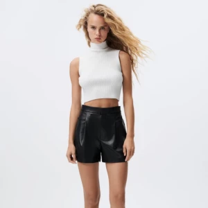 Skinnshorts - Säljer ett par jättefina shorts med skinneffekt från zara, max använda 5 ggr! Skriv för egna bilder 💞