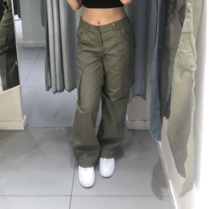 Cargos  - Cargos från H&M! Köpte dessa under sommaren & haft på mig dom 1 gång. Storlek 32, jag väger 55 kg. Kunden betalar frakten också. Skriv t mig innan du köper! 