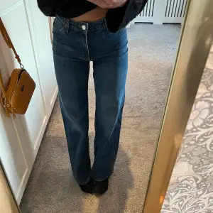 supersnygga mörkblå jeans från Monki! Säljer då de inte kommer till användning längre. Jättefint skick. 🪩💘 Nypris 400 Frakt ingår EJ i priset 