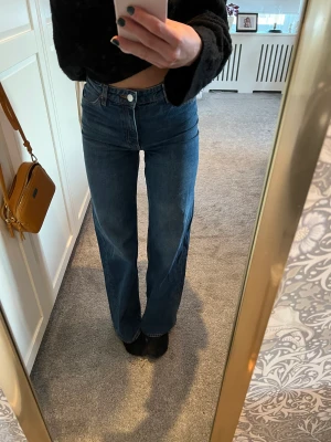 Jeans monki - supersnygga mörkblå jeans från Monki! Säljer då de inte kommer till användning längre. Jättefint skick. 🪩💘 Nypris 400 Frakt ingår EJ i priset 