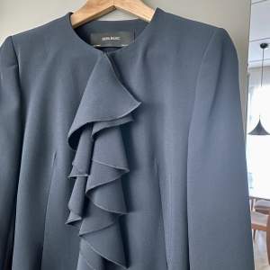 Säljer en mörkblå kappa från Zara 🌼 Den har några år på nacken men är i väldigt bra skick. 🫶🏽Storlek S!