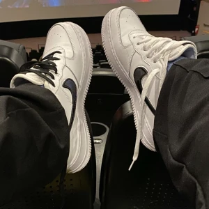 Air force - Air force 1 använda ca 3 gånger. Sitter på med ett vitt och svart snöre men går såklart att byta. Kommer inte till användning då jag har flera airforce! 