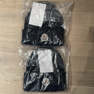 Moncler mössor - Moncler mössor perfekt till hösten de är i färgen mörkblå, har 2 stycken kvar så först till kvarn. Tar 1-2 dagar med postnord. Kontakta mig vid yttligare frågor