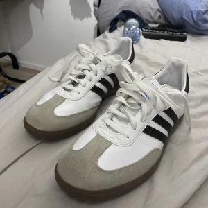 Adidas samba  - Hej!  Har nyligen köpt dessa i storlek 46or men för stora så om du har 45or får du gärna höra av dig. Tänker mig att vi kan köra ett byte eller att jag köper ut dom av dig.  Vänliga hälsningar Hugo  