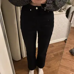 Weekday jeans i modellen ”rowe” i stl W27 L32.  De är i jättefint skick men tyvärr för korta för mig (är 176) 💗