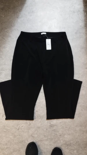 Finbyxa med pressveck, Strl 40. - Helt oanvända, bara provade!  Nyskick!  Helt oanvända då jag inte gillade hur dom satt på mig upptill, lite för stora för mig i midjan.  Storlek: 40.