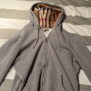 Burberry zip hoddie - Säljer för att storleken e för liten för mig  Kom privat för intresse och fler bilder