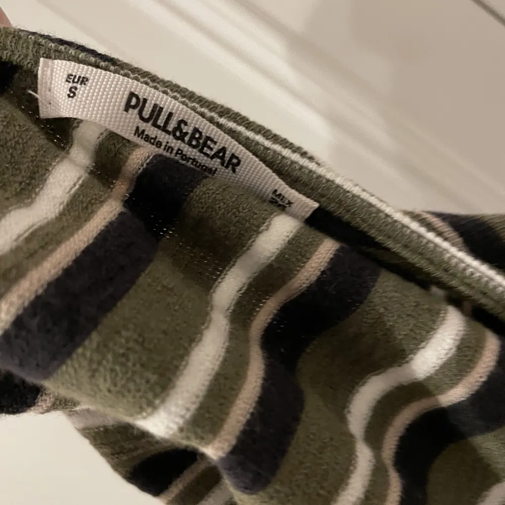 Randig topp från pull&bear i mycket bra skick. Supersöt. . Toppar.