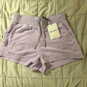 Lila juicy shorts - Säljer mina ljuslila juicy couture shorts i xs. De är någon stora i midjan men kan justeras. Shortsen köptes online och kunde inte returneras så de har fortfarande kvar lappen. De köptes för 500kr.