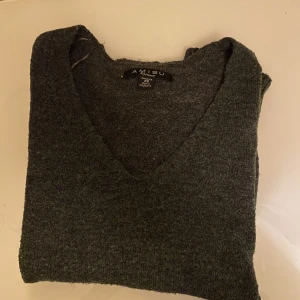 Stickad tröja - V-ringad stickad tröja, storlek XS