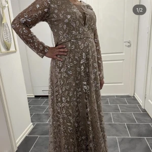 Klänning  - En jättefin klänning som endast använts vid ett tillfälle och har därmed inga skador eller liknande. Har ni frågor eller funderingar är ni varmt välkomna att höra av er!☺️