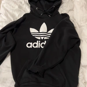 adidas hoddie - En svart adidas hoddie.  Djur finns i hemmet, köparen står för frakt. 