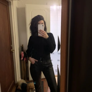 Snygg tröja  - Snygg svart midjetröja i stickat material. Snygg att både ha till läderbyxor och jeans! Puffärmar med smalare tyg nertill på ärmen. Passar utmärkt till s och xs. Är 164 och den är lite kort i ärmarna. 