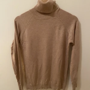 Polotröja - Beige finstickad polotröja! 