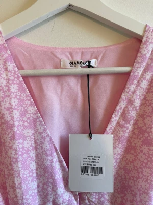 Rosa klänning helt ny  - Storlek S! Rensar ut garderoben med många oanvända plagg! Kika in på min profil 🌟 