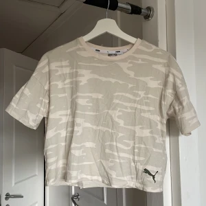 Träningströja  - Träningströja från Puma. Köpt i USA för ett engångstillfälle och säljer därför den nu, använd 1 gång. 
