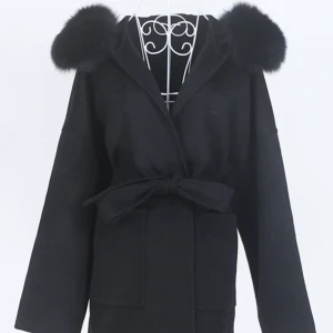 Helt ny kappa med äkta päls! - En vacker 100% kashmir kappa med huva av rävpäls. Köptes för 3999kr. Helt oanvänd! Storlek S men passar också för XS-M då den inte är tajt eller jätte åtsittande. Köparen står för frakt. 