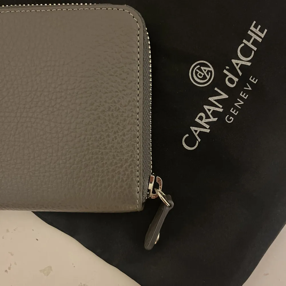Så fin Caran d’ache plånbok i brun/grå färg! Helt ny med box och påse kvar❤️ Nypris 4500. Väskor.