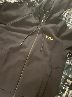 Hugo boss kofta - Säljer min Hugo boss kofta för 1500kr i storlek xs men passar för S också. Har användt den 1gång.