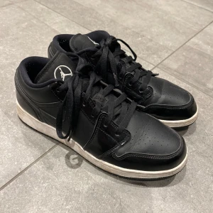 Air Jordan 1 Low all star - Snygga skor med coola detaljer, endast använt fåtal gånger. Köptes för 1800 kr. 