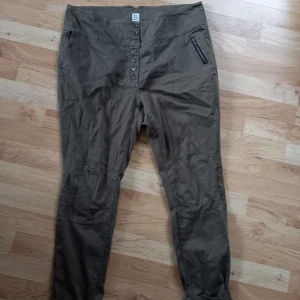 Jeans  - Första byxorna storlek 46 (aldrig använda) Andra byxorna storlek 46 (använda kanske 4 gånger) 100kr stycket 