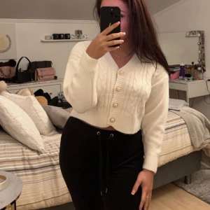 Stickad kofta  - Stickad kofta som aldrig är använd. Jättefin på ❤️. Strl: S kort i storleken 