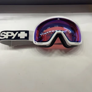 Slalom glasögon  - Säljer mina slalom öglas då ja har ett par andra nu, dom är använd en säsong och fina på glaset, de är en repa på glaset som syns på andra bilden, tror de fanns en till repa på dom men den var inte lika stor. Skulle tänka mig 250-300 kr på glasögonen😊