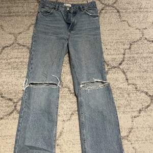 Ett par blåa zara jeans i storlek 40