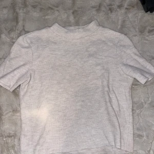 Beige halvpolo  - Från zara skönt ganska styvt/tjockt material 