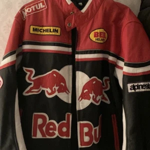 Redbull skinnjacka storlek M - Redbull skinnjacka i storlek M. Jackan befinner sig i Växjö, hämtas hälst upp på plats!