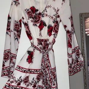 Blommig playsuit - Jättefin till sommaren med band i midjan 