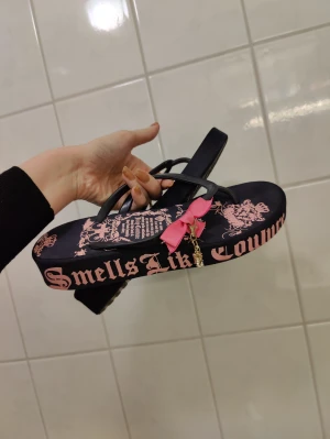 Juicy couture flipflops  - Så coola Juicy Couture flipflops i storlek 38-39. Jag är storlek 39-40 och dom funkar men är liite små. 🌺  Dom är använda men i fint skick, de är också mörkblå- inte svarta som jag trodde när jag köpte dom.  Lite platå och bling bling ✨
