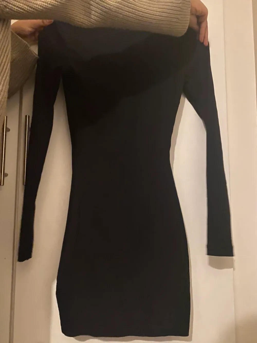 En svart klänning i storlek S. Den är ribbad och väldigt stretchig. Använd 1 gång. I jättefint skick. Klänningar.