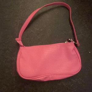 Rosa väska  - En rosa väska 