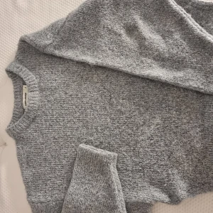 Stickad tröja CW blå - Knappt använd ren stickad tröja i fint skick.