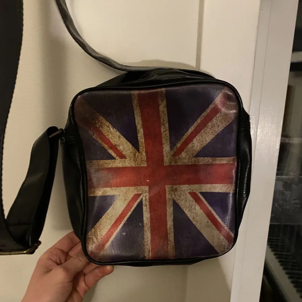 Axelremsväska med Storbritannien flagga på. Väskor.