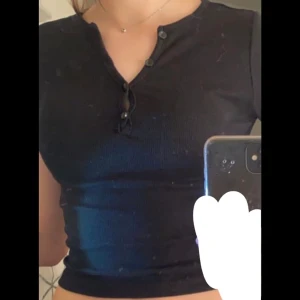 Söt tröja - En svart söt tröja med 3 olika knappar där man kan välja hur man vill ha den, köpt från Gina Tricot för 150. Använts ca 2 gånger och är i nyskick! ❤️ Frakt tillkommer och om man har några frågor så är det bara att fråga på💕