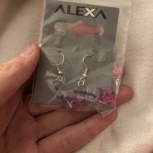 Örhängen  -  Säljer denna supervackra örhängen som jag har gjort helt själv! 💗 de är aldrig använda! Osäker om de är nickelfria, men är 99% säker på att de är det! ♥️ 