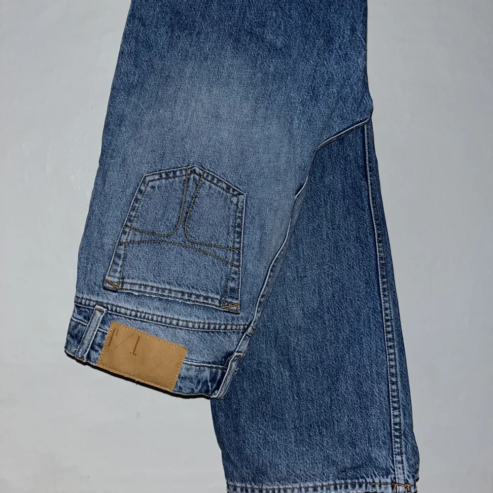i princip nya jeans, använda 2 gånger. Köpta i somras på jeansbolaget för cirka 1300kr om jag minns rätt. Säljer då dom blivit stora för mig. Super sköna i materialet och sitter jättesnyggt på.. Jeans & Byxor.