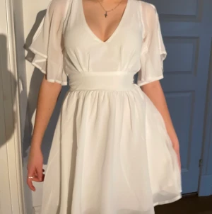 studentklänning - Supersnygg vit klänning (nästan oanvänd) från bubbleroom. Fungerar som studentklänning