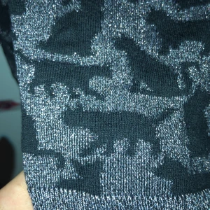 Stickad långärmad tröja  - Långärmad stickad tröja 🤍storlek 34 bra skick🤍kostar 55kr ! Söt med katter på 🤍