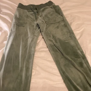 Juciy byxor  - Hej💕💕säljer mina mint gröna juciy byxor💕💕 är inte använda mycket💕💕storlek xxs 💕💕