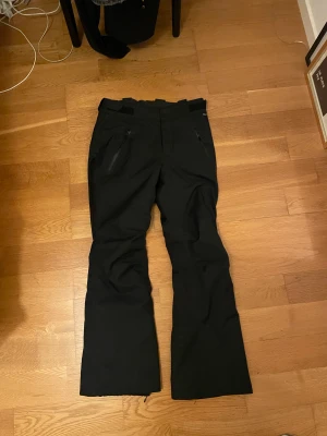 Svarta skidbyxor  - Helsvarta skidbyxor från stadium i st 34. Bara använda i en vecka