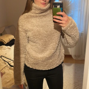 Fluffig polotröja - Supermysig tröja från Nelly med hög krage. Sparsamt använd och i fint skick. Hör av dig vid frågor 💕