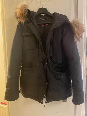 Hollies jacka billigt!  - Nyskick! Använd i ca 1 månad. Storlek 38 