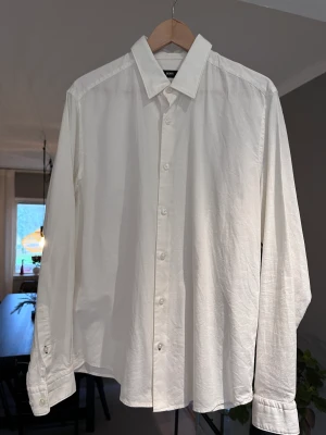 Linneskjorta Hugo Boss - Vit linneskjorta från Hugo Boss i ”regular fit”. 