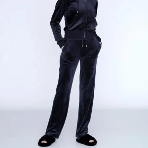 Juicy Couture set - Säljer nu ett juicy set i färgen Night sky, då det inte kommit till användning. Skicket är mycket bra och dem är precis som nya och aldrig använda. använByxorna är i storlek XS, koftan i storlek M. Passar mig som brukar ha XS/S i kläder och är 169 lång.